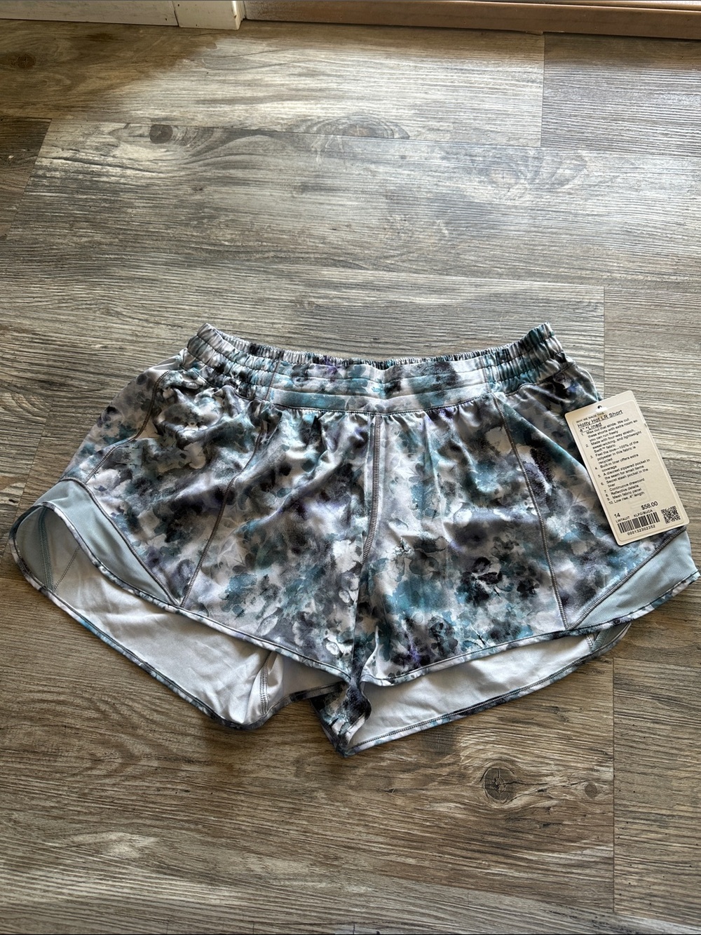 NEW w/tags! Lululemon Hotty Hot Low Rise Short Kaleidofloral Multi / Blue Cast